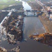 此中一辆槽罐车所